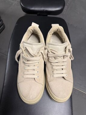 Zara Women’s Suede Sneakers in Light Beige